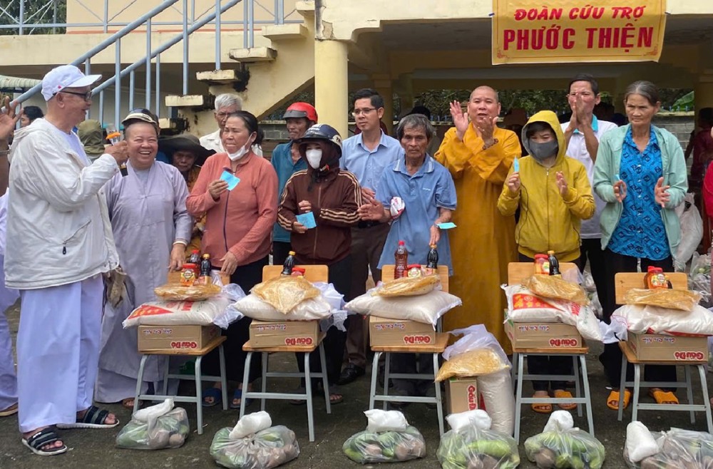 Đồng Nai: Chùa Đức Hạnh và họ đạo Cao Đài phường Phước Long trao 850 phần quà cho đồng bào dân tộc xã Đa Kia