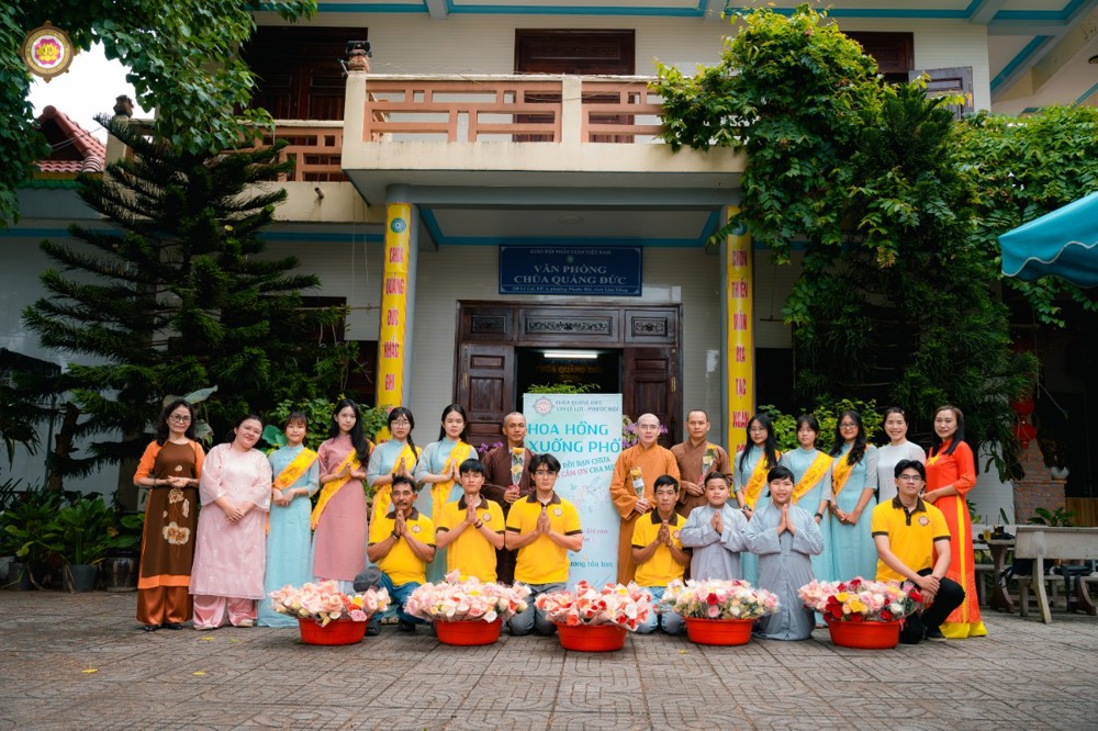 Lâm Đồng: "Hoa hồng xuống phố" - Một nét đẹp mùa Vu Lan tại chùa Quảng Đức