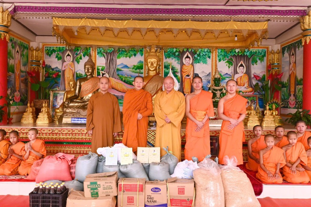 Ban Trị sự Phật giáo tỉnh Thanh Hóa thăm, tặng quà đến Phật giáo tỉnh Hủa Phăn (Lào)