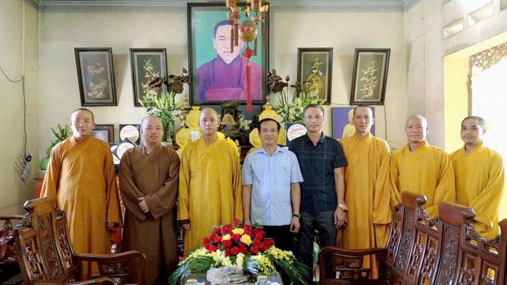 Phú Thọ: Ban Tuyên giáo và Dân vận Tỉnh ủy thăm chúc mừng lễ Vu Lan tại chùa Đại Bi