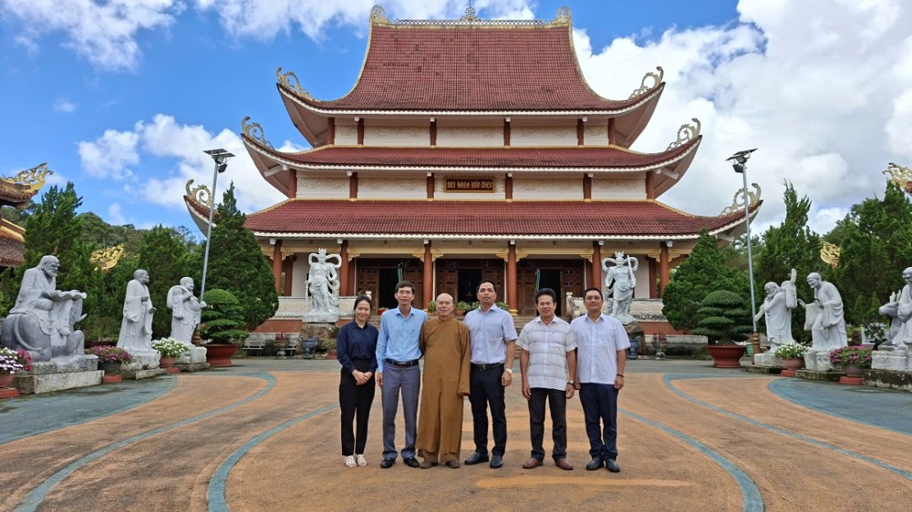 Quảng Ngãi: Sở Dân tộc và Tôn giáo thăm, chúc mừng Thượng tọa Thích Nhuận Bảo nhân mùa Vu Lan