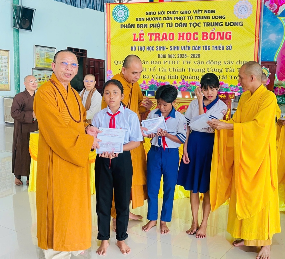Lâm Đồng: Phân Ban Phật tử Dân tộc Trung ương trao học bổng cho các em học sinh đồng bào