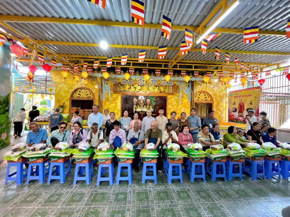 TP.HCM: Chùa Hoa Nghiêm (phường Bình Lợi Trung) tặng quà Vu lan cho 200 gia đình 