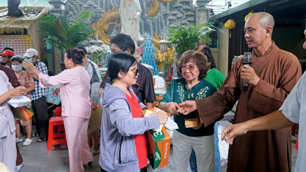 TP.HCM: Chùa Giác Tánh tổ chức khóa tu Vu lan và trao 220 phần quà đến người khiếm thị
