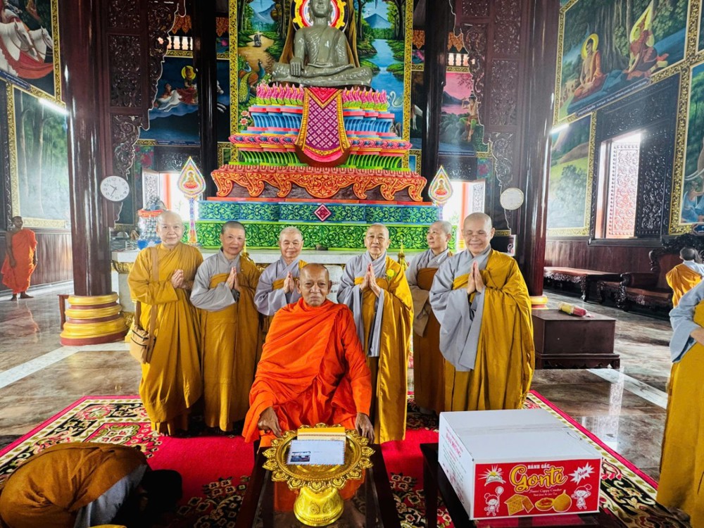 Cần Thơ: Phân ban Ni giới thăm và đảnh lễ chư tôn đức lãnh đạo Phật giáo thành phố