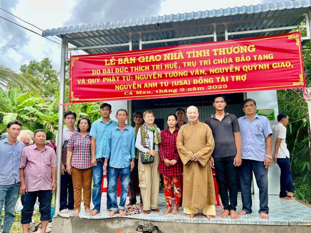 Cà Mau: Chùa Bảo Tạng trao tặng 3 mái ấm tình thương đến các hộ gia đình khó khăn chào mừng Tết Độc Lập 2025