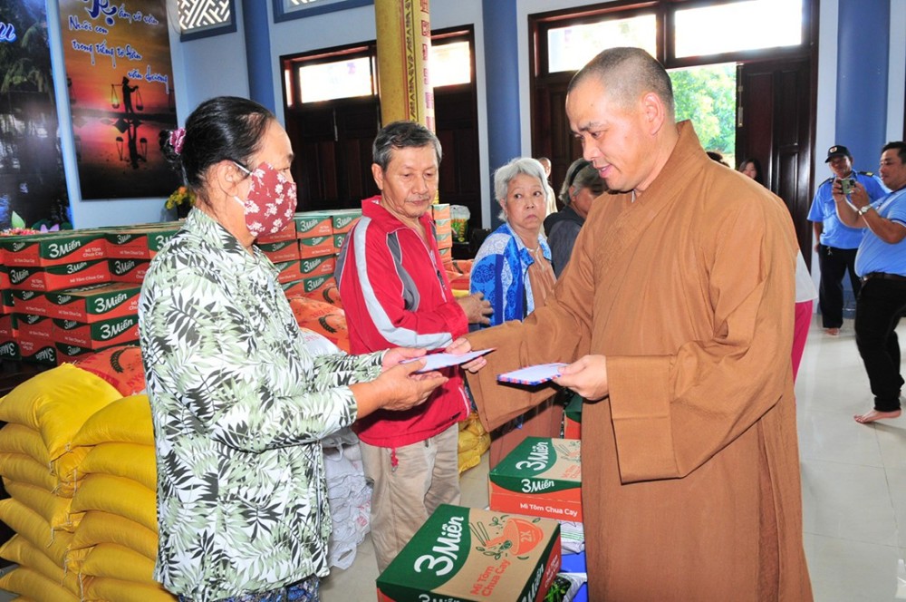 TP.HCM: Chùa Liên Trì trao quà đến những gia đình khó khăn nhân mùa Vu Lan