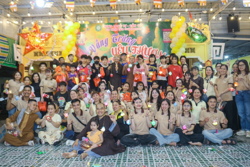 Tp. HCM: Hưng Long Tự tổ chức hoạt động vui trung thu và tặng quà cho các em thiếu nhi tại địa phương