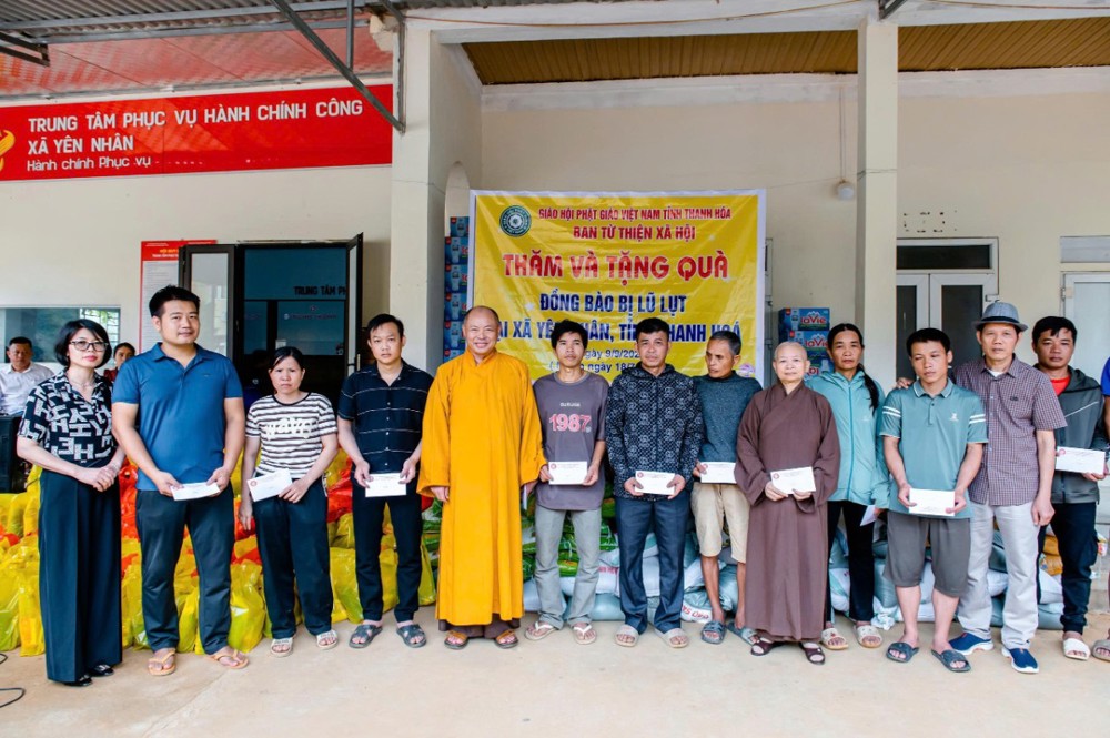Thanh Hóa: Ban Trị sự Phật giáo tỉnh trao tặng quà từ thiện tại xã Yên Nhân