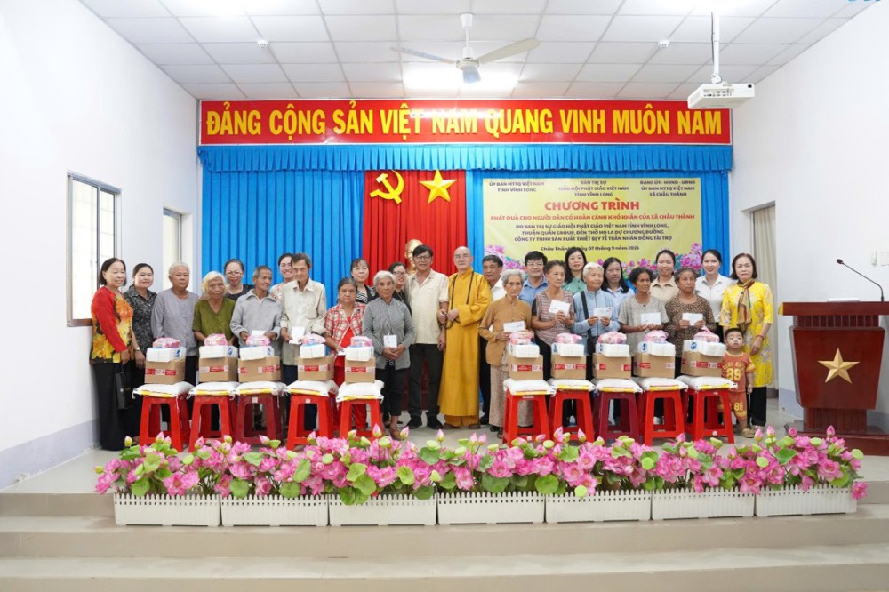 Vĩnh Long: Trao 400 phần quà đến hộ nghèo, cận nghèo và hoàn cảnh khó khăn