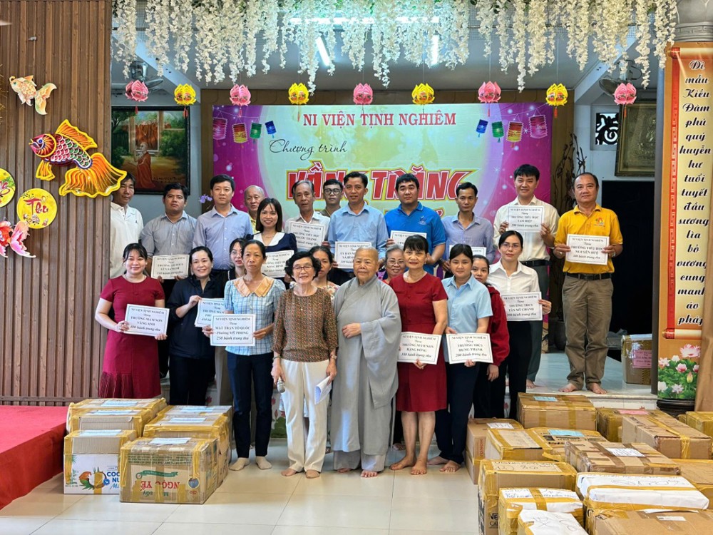 Đồng Tháp: Ni viện Tịnh Nghiêm trao tặng 15.000 bánh Trung thu đến học sinh các trường học trong tỉnh