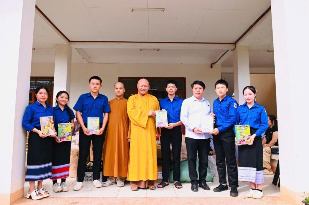 Lào: Ban Trị sự Phật giáo tỉnh Thanh Hóa thăm và tặng quà tại Trường Nội trú tỉnh Hủa Phăn 