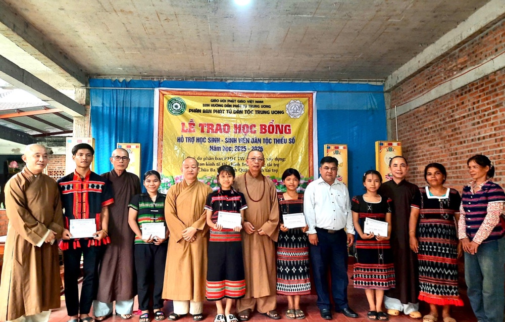 Đà Nẵng: Phân ban Phật tử Dân tộc Trung ương Trao Học bổng, Thắp sáng tương lai các em học sinh vùng cao