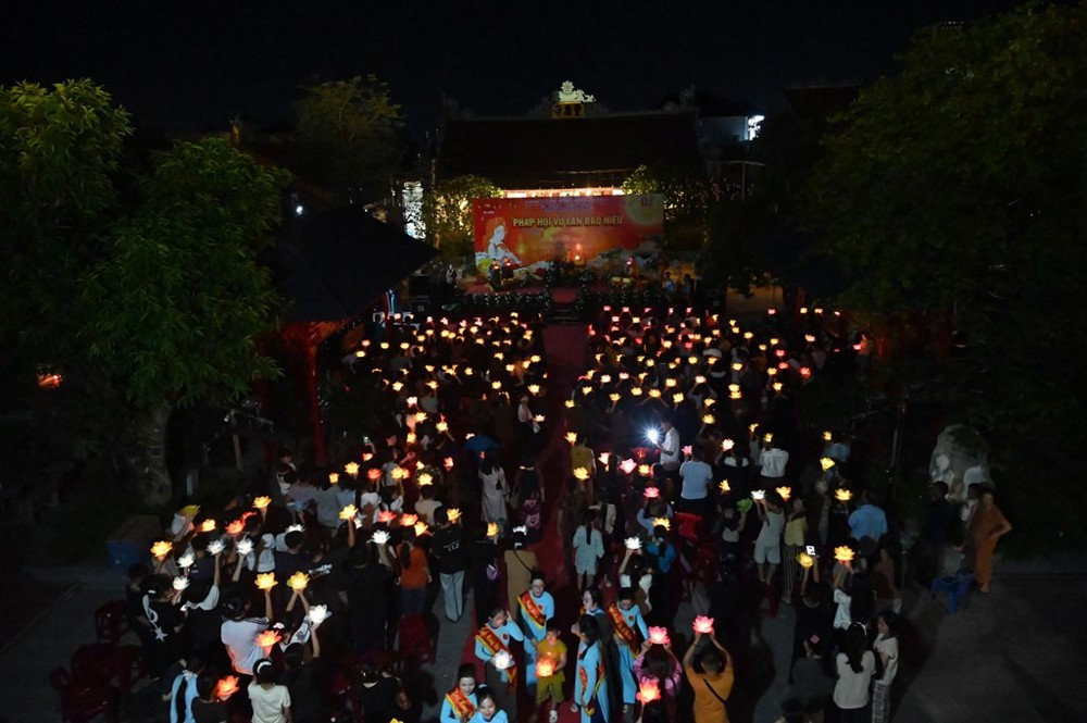 Hải Phòng: Chùa Linh Ứng tổ chức nghi lễ Bông hồng cài áo và thắp nến tri ân cha mẹ nhân mùa Vu Lan