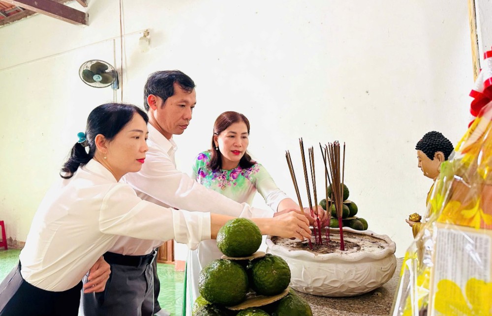 Quảng Ngãi: Lãnh đạo xã Phước Giang thăm và chúc mừng Đại lễ Vu Lan tại chùa Lâm Sơn