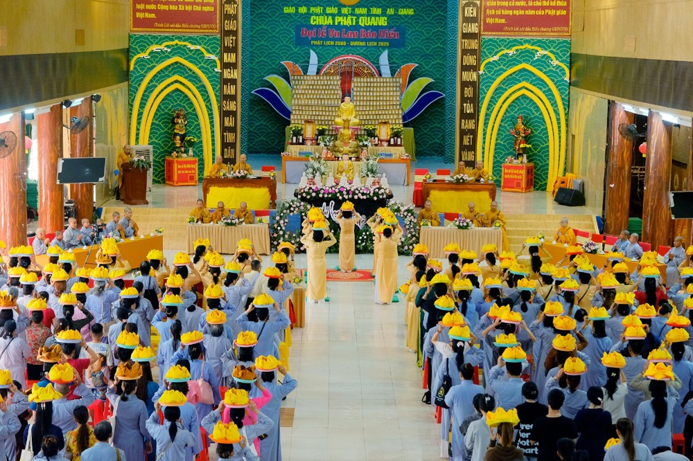 An Giang: Chùa Phật Quang trang nghiêm đại lễ Vu lan báo hiếu, dâng y ca-sa Phật lịch 2569