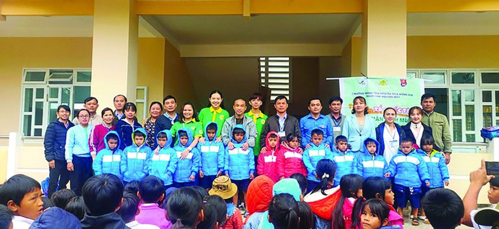 Thắp sáng từ bi giữa đời