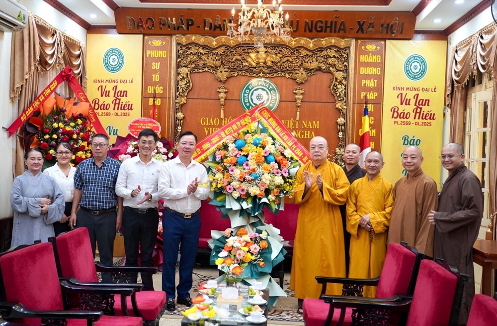 Hà Nội: Giám đốc Sở Dân tộc và Tôn giáo Thành phố chúc mừng lãnh đạo GHPGVN nhân mùa Vu Lan PL.2569-DL.2025.