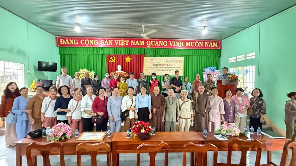 Đồng Nai: Tặng quà từ thiện và lễ Vu lan dâng y tại chùa Vạn Phước