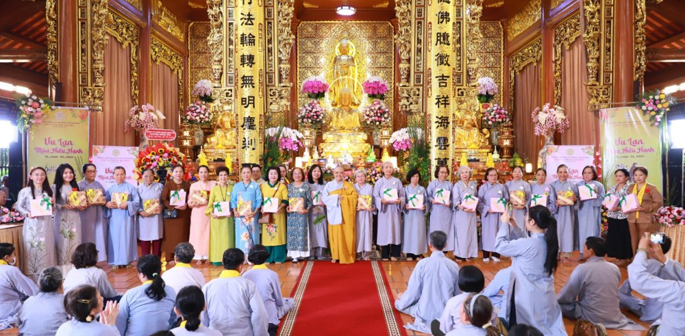 TP.HCM: “Hoa hồng cài áo cho người khiếm thị” tại Chùa Thiên Quang