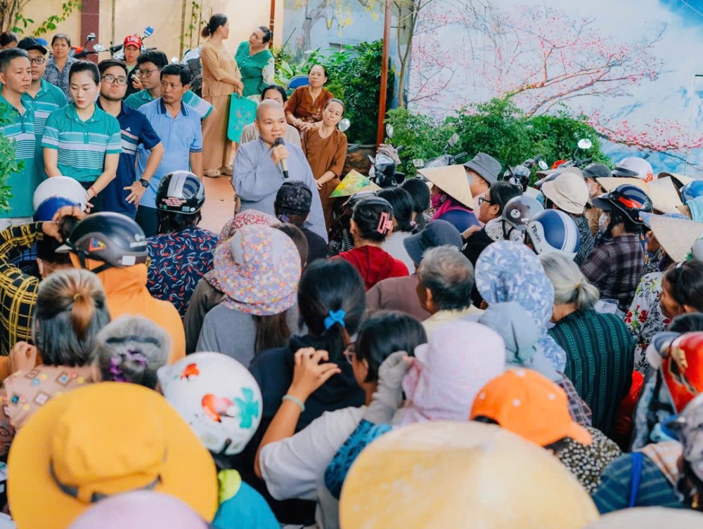 TP.HCM: Chùa Hải Vân trao 800 túi gạo yêu thương đến các gia đình khó khăn