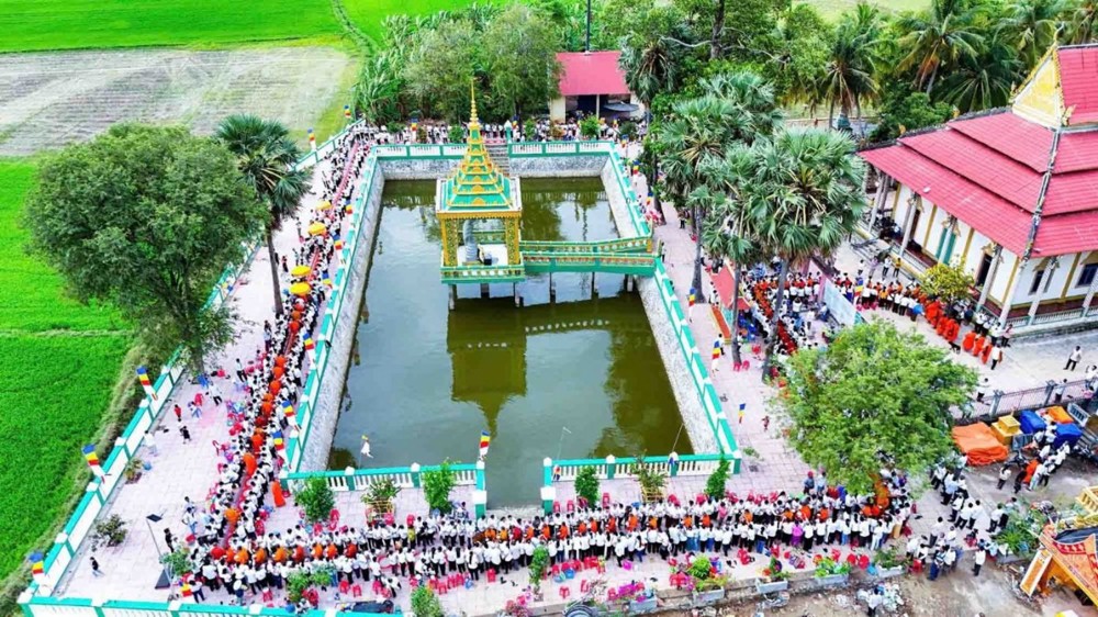 Về An Giang thăm ngôi chùa nằm giữa đồng lúa ở Tri Tôn