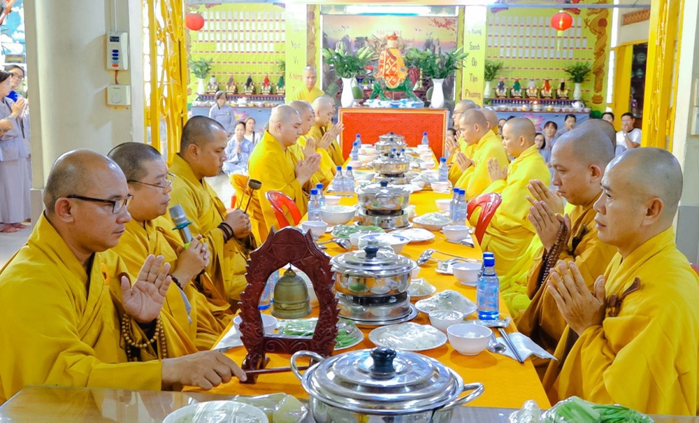 TP.HCM: Chùa Hương Thiền tổ chức Đại lễ Vu Lan và trao quà đến bà con khó khăn