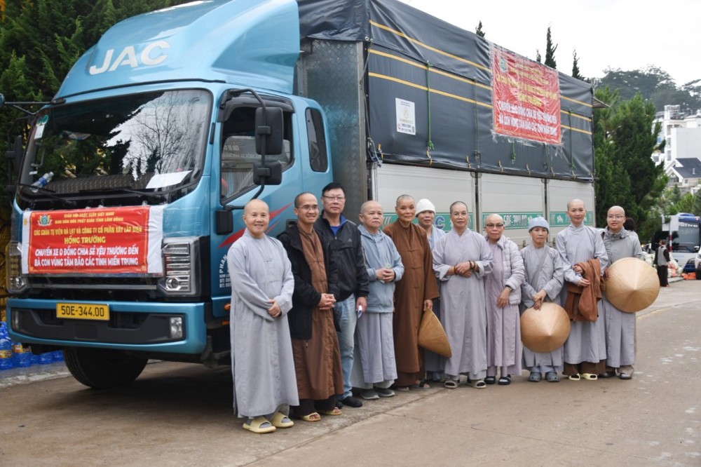 Lâm Đồng: Hơn 1.200 phần quà, 10 tấn rau củ tiếp sức người dân vùng lũ miền Trung