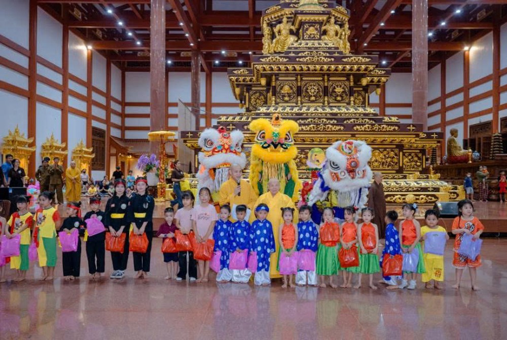 Đồng Nai: Niềm vui tuổi thơ rộng ràng trong Đêm hội trăng rằm tại chùa Quốc Ân Khải Tường
