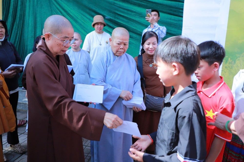 Tuyên Quang: Phân ban Ni giới Trung ương trao tặng 500 phần quà đến bà con vùng thiên tai