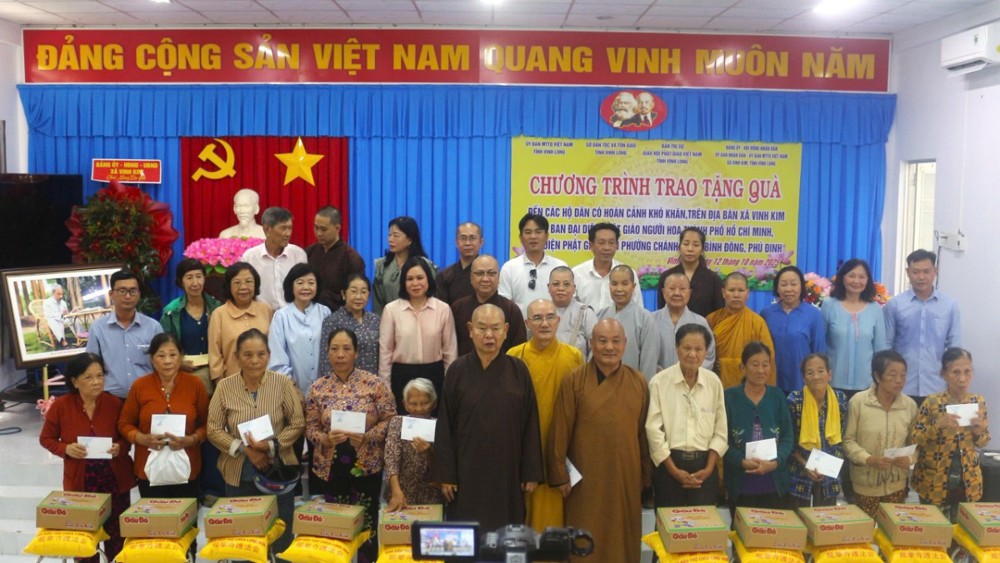 Phật giáo Người Hoa TP.HCM trao tặng 400 phần quà cho các hộ khó khăn tại xã Vinh Kim, tỉnh Vĩnh Long