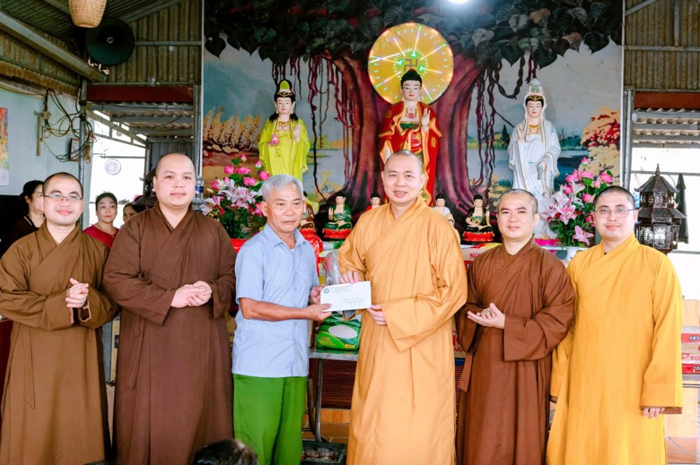 Thanh Hóa: Chư Tăng, Phật tử các chùa Thanh Hà, Báo Ân, Bồng Hinh, Mao Xá thăm và tặng quà đồng bào vùng lũ lụt