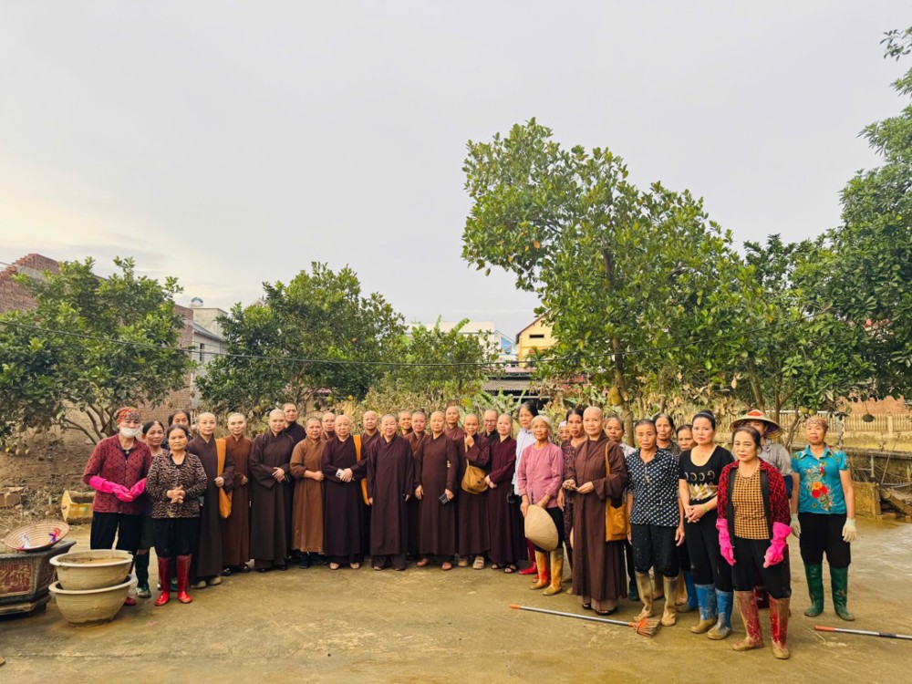 Hà Nội: Phân ban Ni giới GHPGVN Thành phố thăm và động viên các chùa bị ảnh hưởng bởi bão lũ số 11