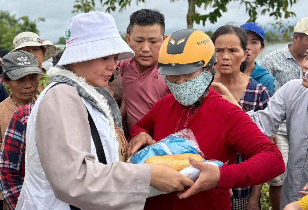 Ban TTXH Trung ương khám bệnh, tặng quà, cứu trợ đồng bào lũ lụt tại Quảng Ngãi và Đà Nẵng