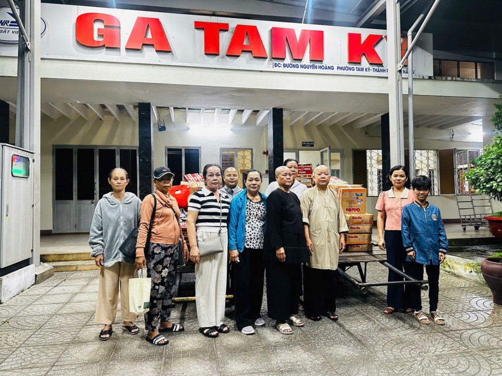Vĩnh Long: Chùa Khánh Phước, Liên Hoa và An Thành trao quà hỗ trợ người dân vùng lũ Quảng Nam”
