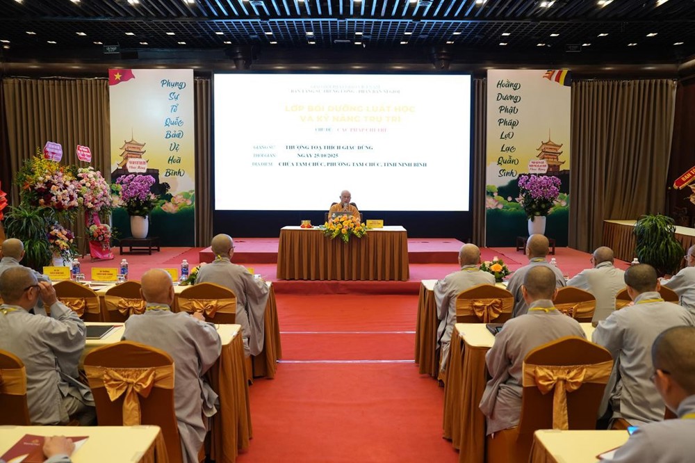 Thượng tọa Thích Giác Dũng chia sẻ trong ngày thứ hai của Lớp bồi dưỡng Luật học và kỹ năng trụ trì tại chùa Tam Chúc