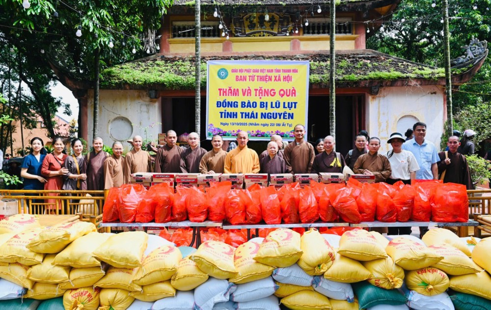 Ban TT-XH Phật giáo Thanh Hóa thăm, tặng quà bà con nhân dân vùng lũ lụt tại Thái Nguyên