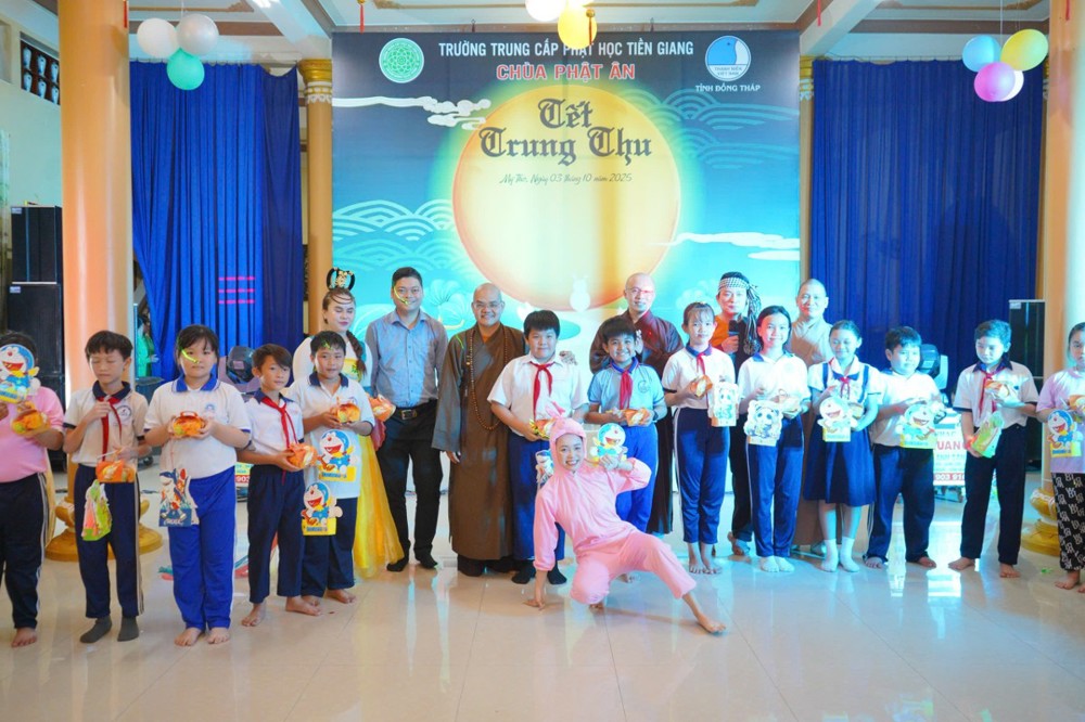 Đồng Tháp: Trường Trung cấp Phật học Tiền Giang tổ chức “Tết Trung Thu” – trao học bổng cho các em thiếu nhi