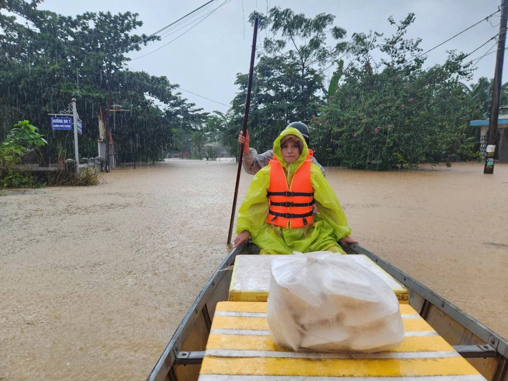 Đà Nẵng: Tình người gieo hạt giữa dòng lũ