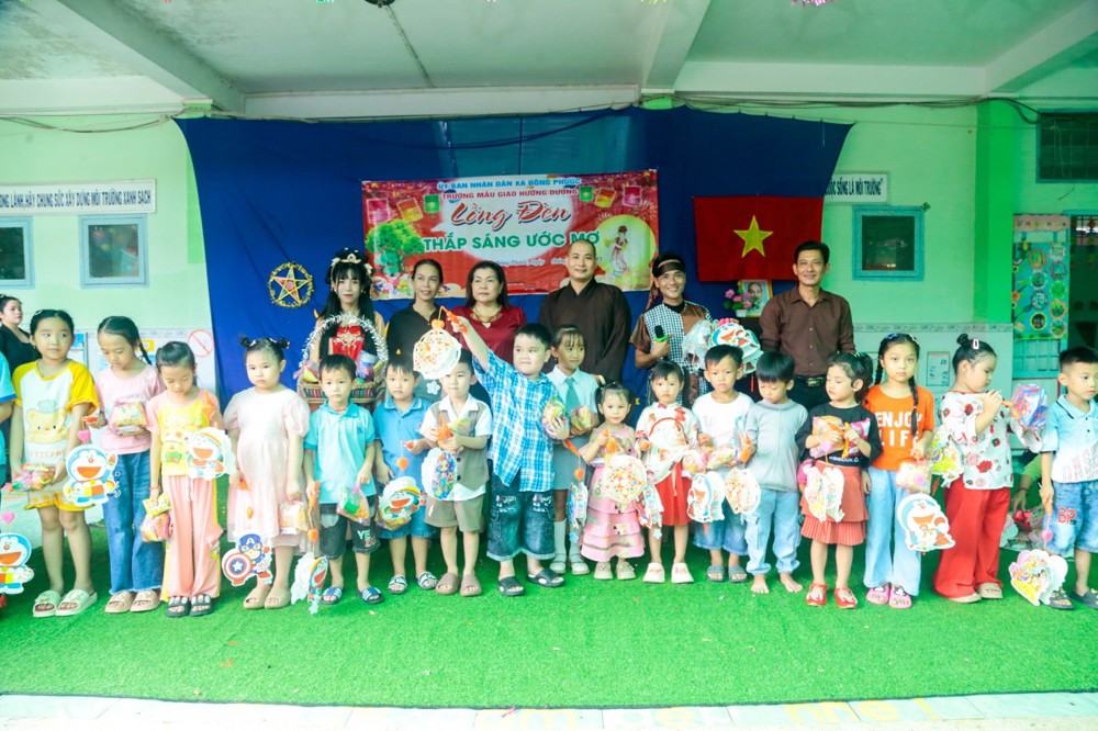 Cần Thơ: Chùa Ngọc Thiên tổ chức trao hơn 600 phần quà Trung thu đến các em thiếu nhi tại địa phương