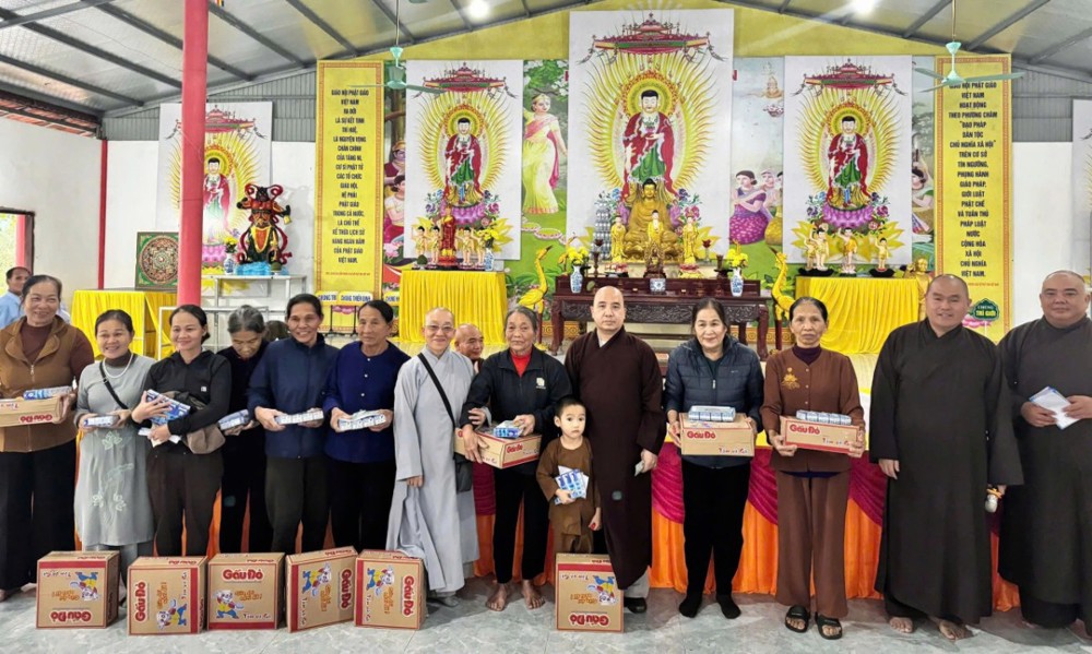 Hội Cựu học Tăng tu viện Vĩnh Đức kết hợp các tự viện cứu trợ bão lũ