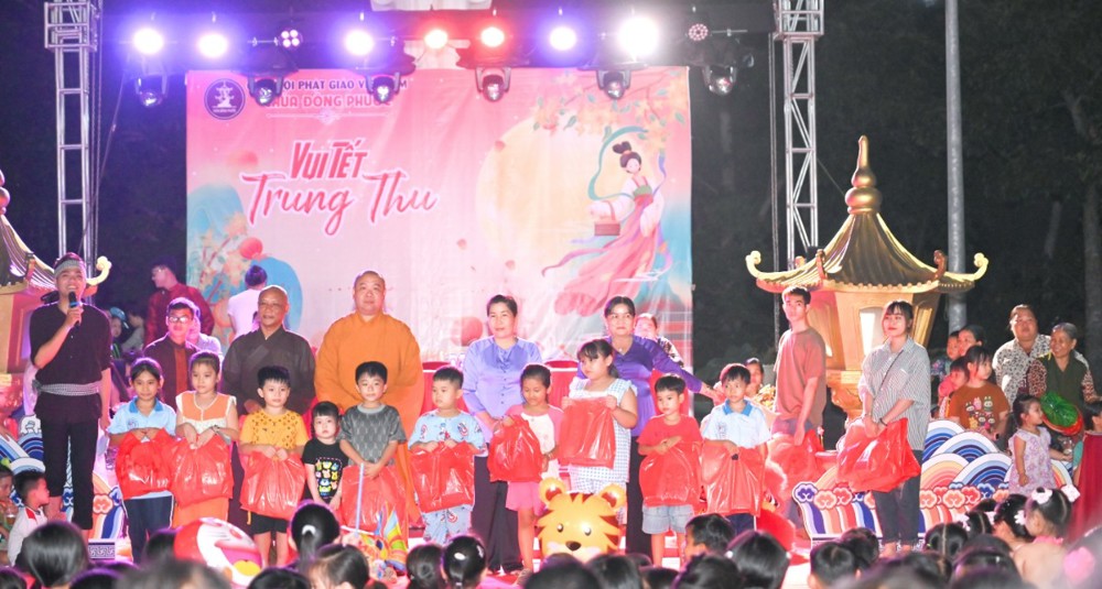 Vĩnh Long: Chùa Đông Phước tổ chức chương trình “Vui Tết Trung Thu” Trao gửi yêu thương đến các em thiếu nhi