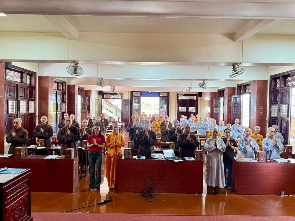 Trung tâm biên phiên dịch tư liệu Phật giáo Quốc tế tặng sách tới trường Trung cấp Phật học Cần Thơ