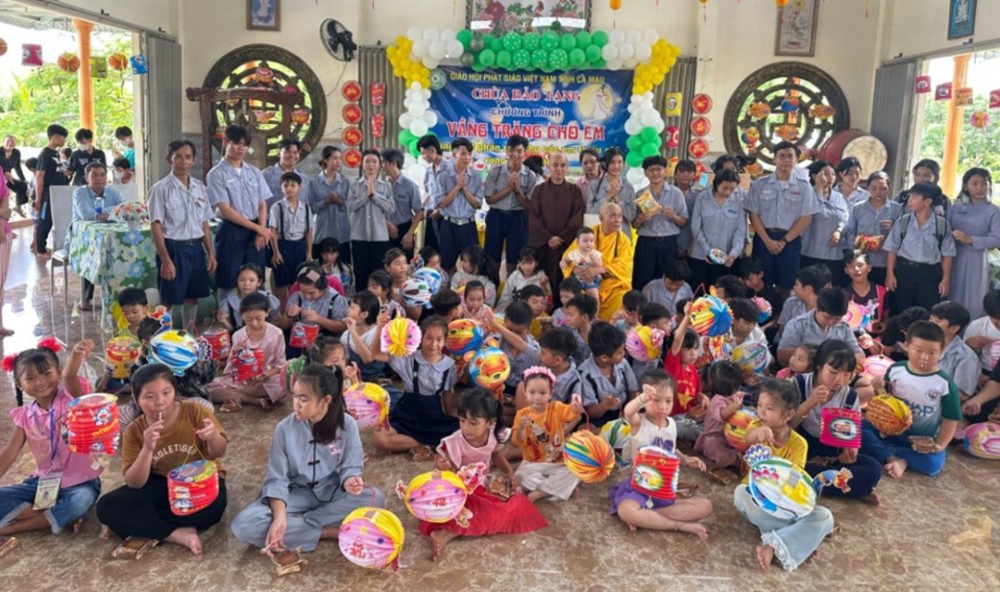Cà Mau: Chùa Bảo Tạng tổ chức chương trình "Vầng trăng cho em" cho các em thiếu nhi