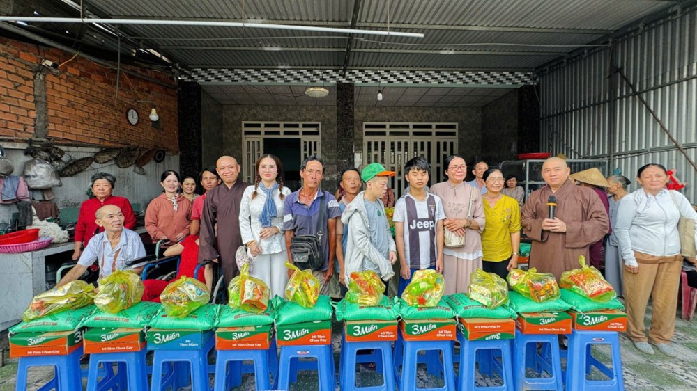 Vĩnh Long: Trăng từ bi tỏa sáng – Chùa Bửu Quang gieo hạt yêu thương giữa mùa Trung thu năm 2025