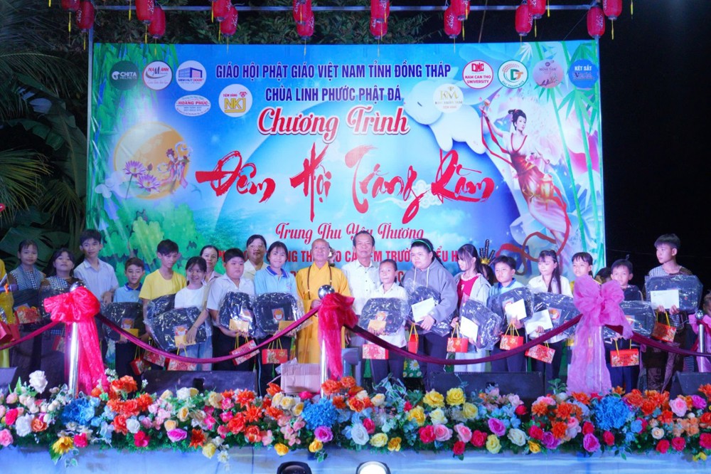 Đồng Tháp: Trung thu Yêu thương về dưới mái chùa Linh Phước (Phật Đá)