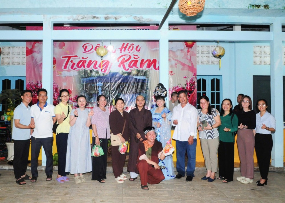 Vĩnh Long: Đại đức thích Huệ Nghiêm phát 500 phần quà Trung thu đến các em thiếu nhi tại chùa Gia Hưng