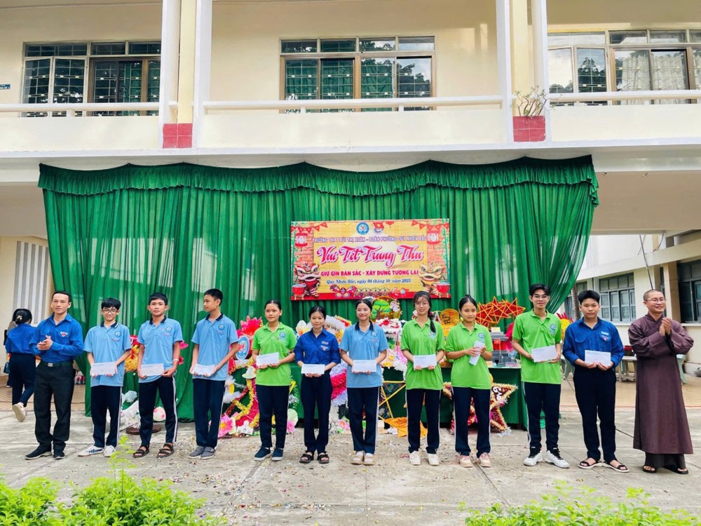 Gia Lai: Chùa Nam Thạnh trao học bổng cho học sinh vượt khó