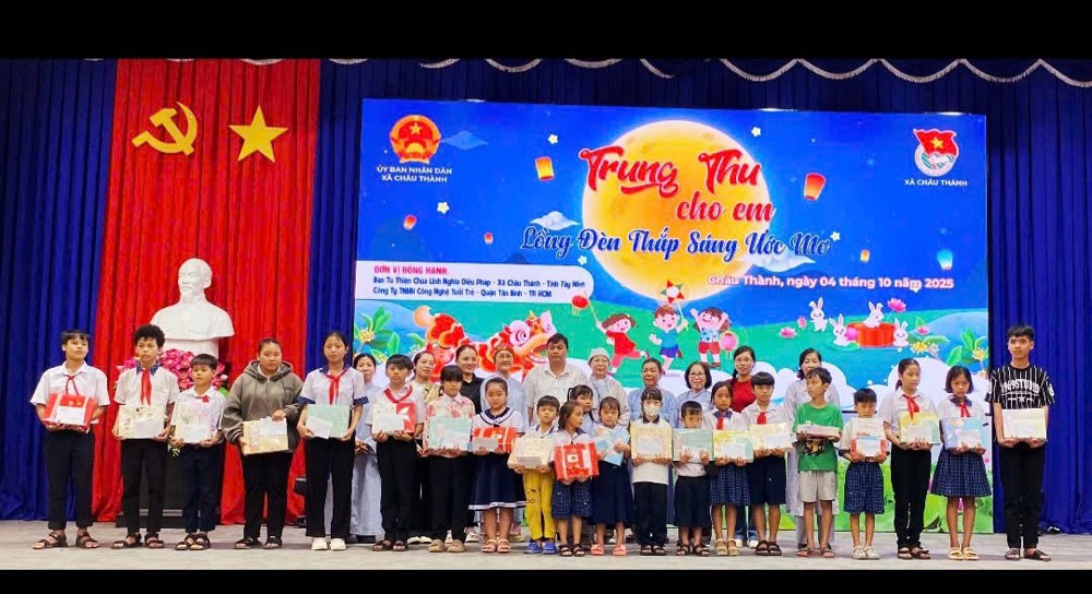 Tây Ninh: Chùa Linh Nghĩa Diệu Pháp trao 1.450 phần quà yêu thương nhân mùa Trung thu 2025