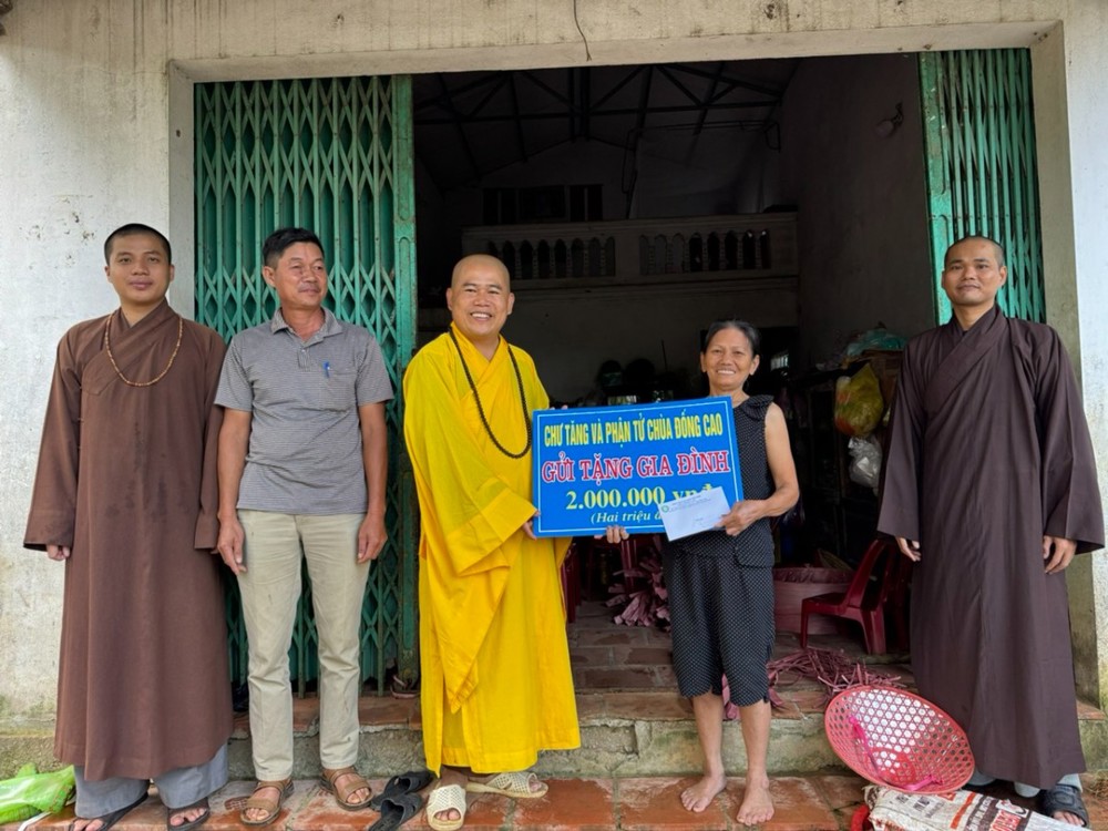 Thanh Hóa: Đại đức Thích Tâm Hưng và Phật tử chùa Đống Cao cứu trợ đồng bào vùng lũ tại xã Vân Du